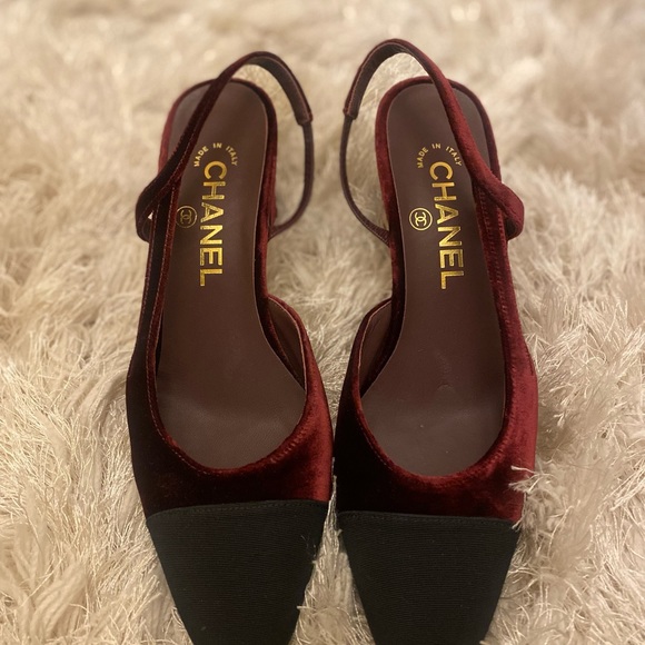 Chanel Slingbacks - Stunning Burgundy Velvet and Black - Picture 2 of 5